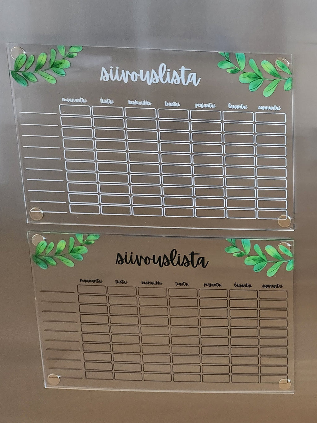 Siivouslista jääkaapin oveen