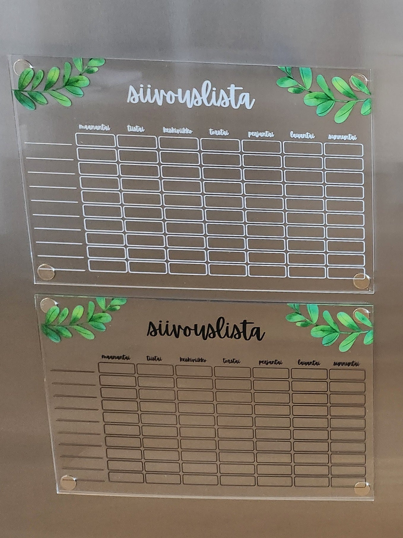 Siivouslista jääkaapin oveen
