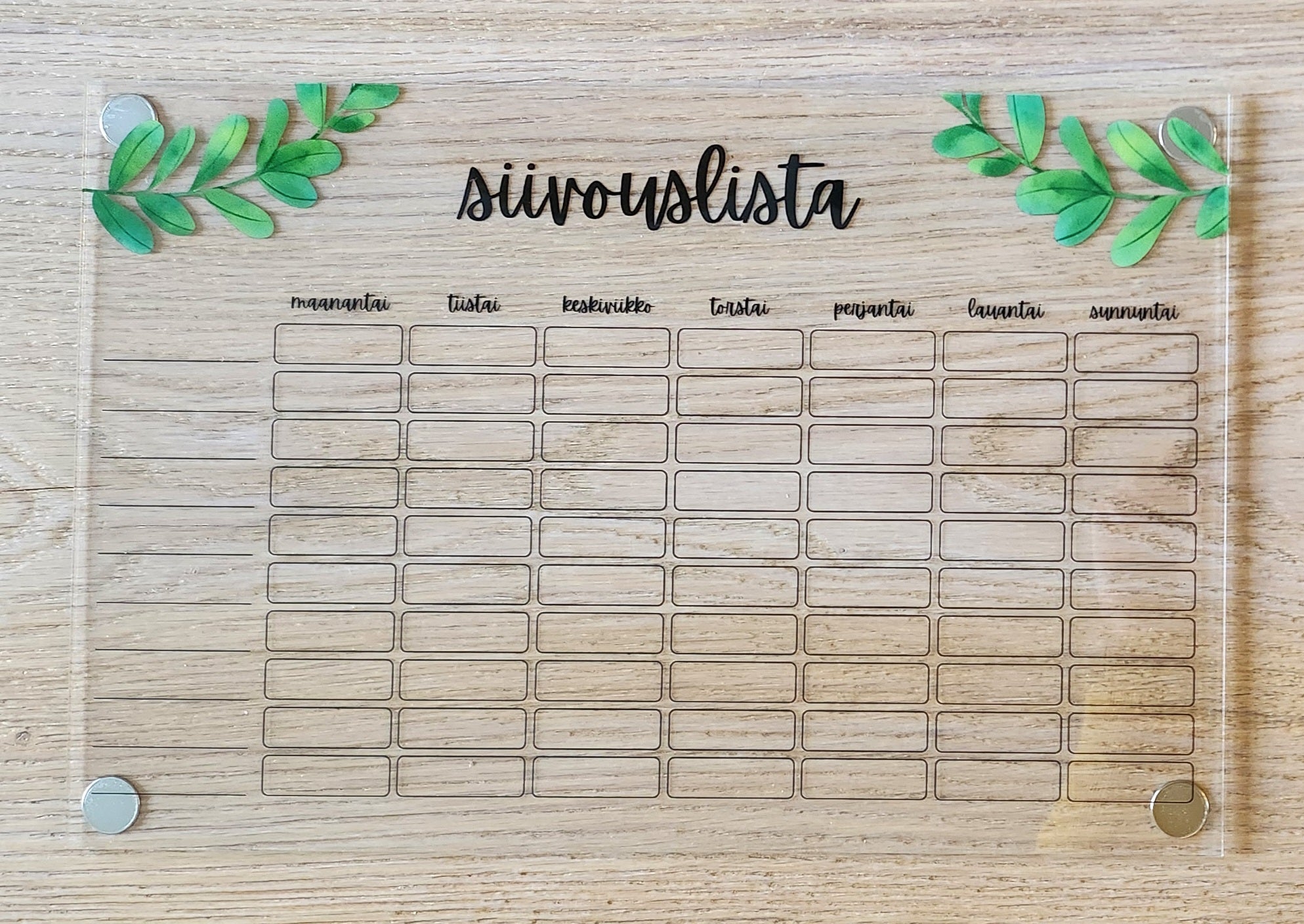 Siivouslista jääkaapin oveen