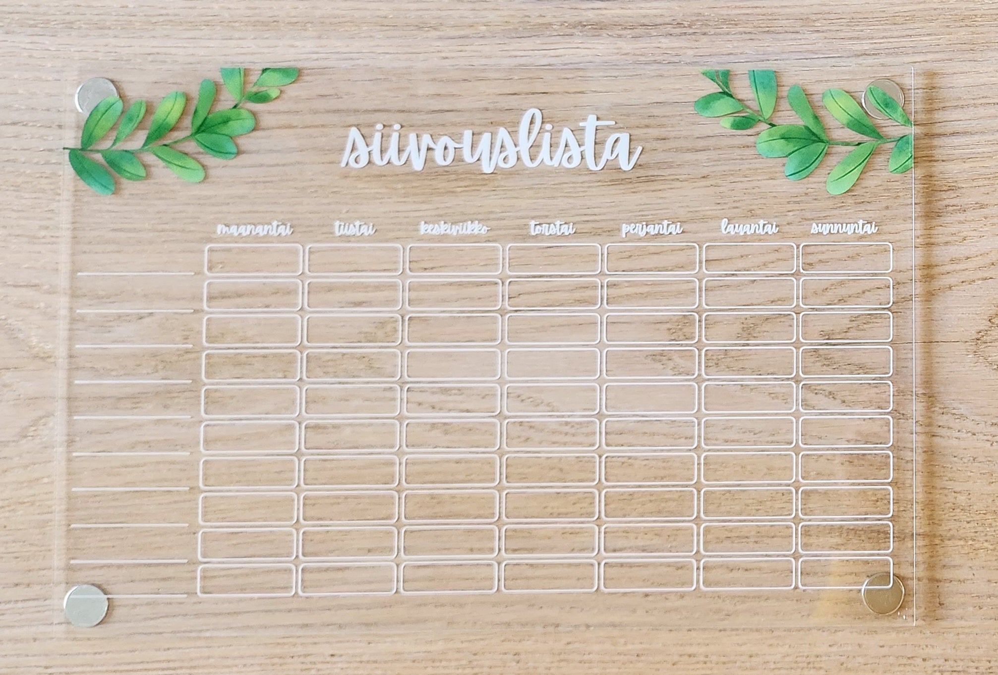 Siivouslista jääkaapin oveen