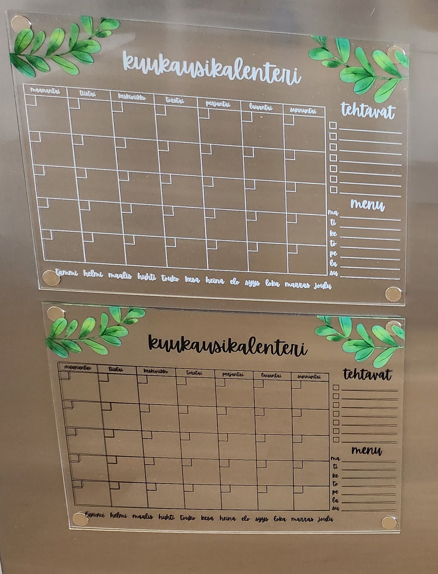 Kuukausikalenteri jääkaapin oveen