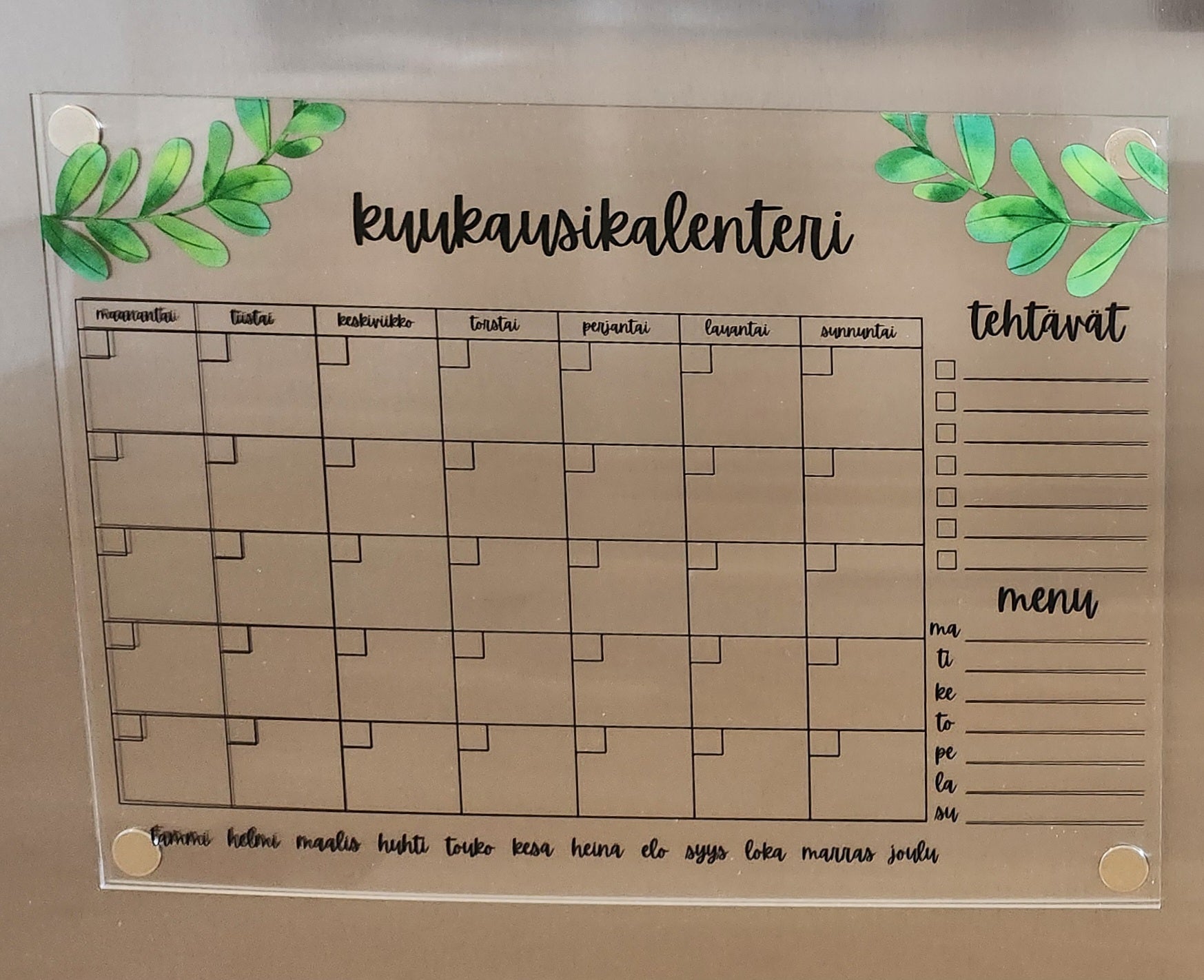 Kuukausikalenteri jääkaapin oveen