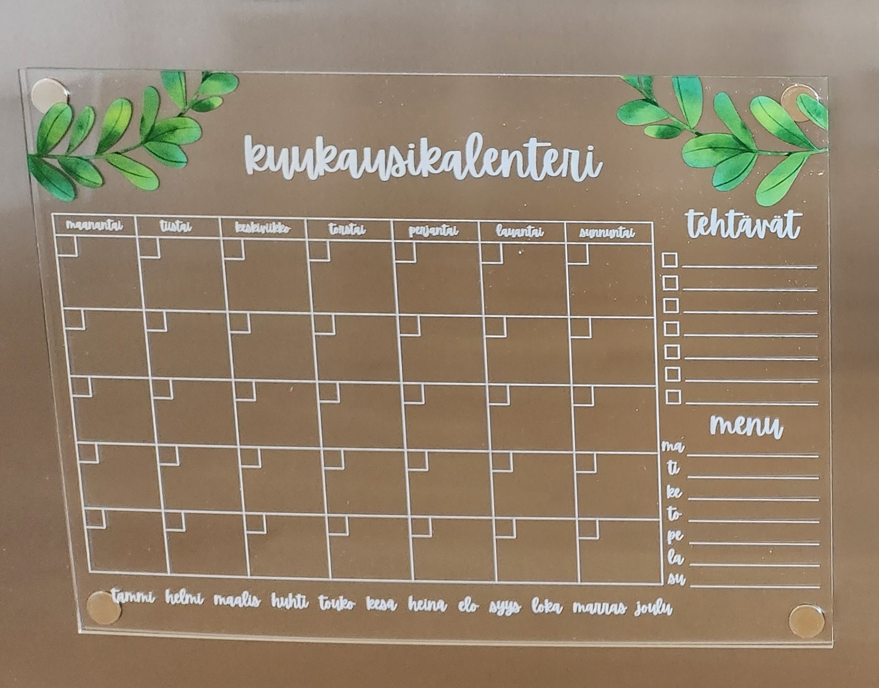 Kuukausikalenteri jääkaapin oveen