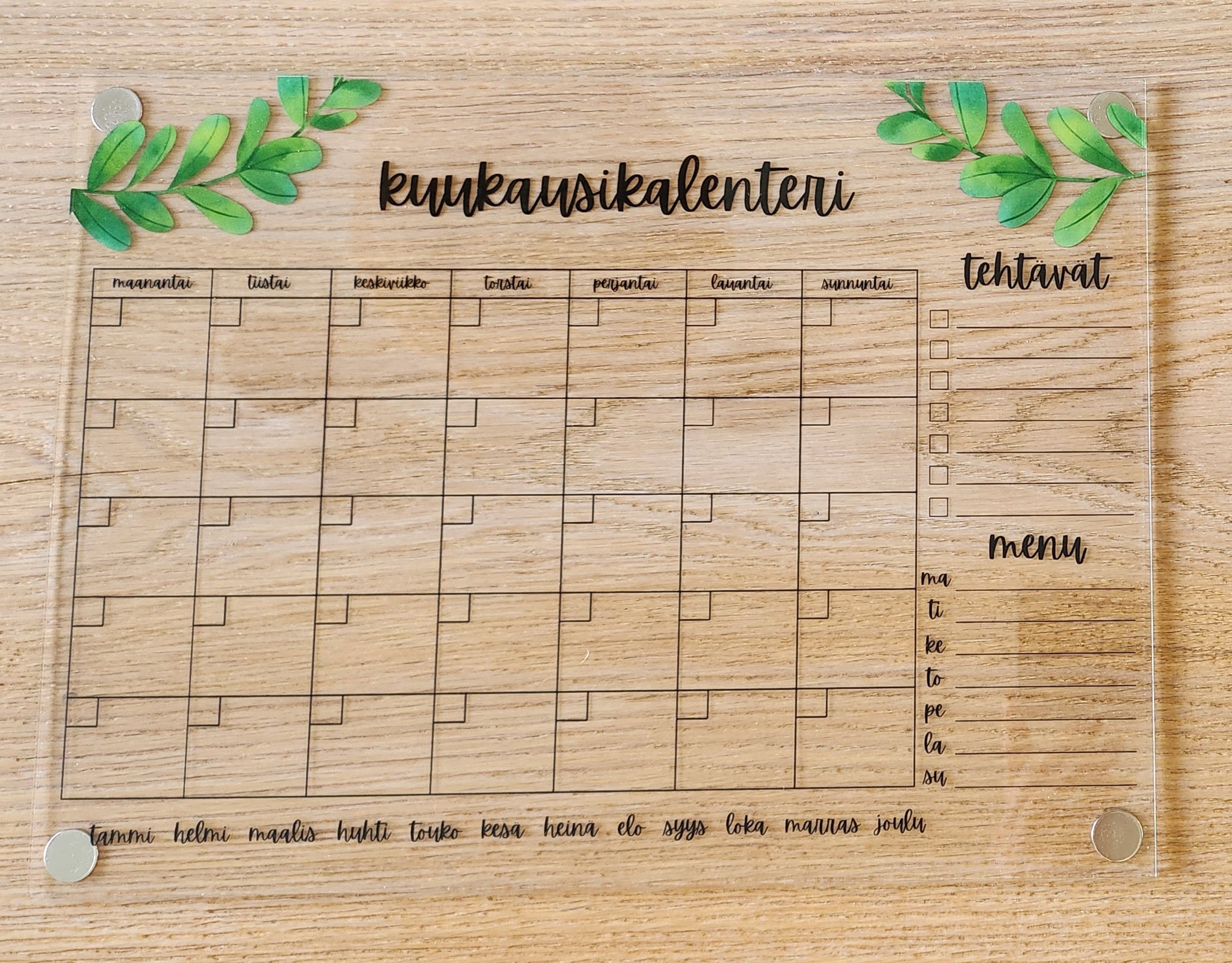 Kuukausikalenteri jääkaapin oveen