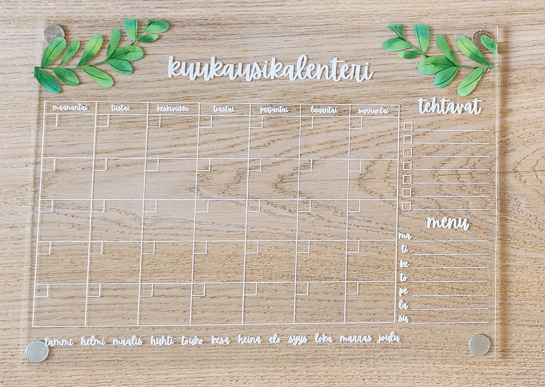 Kuukausikalenteri jääkaapin oveen