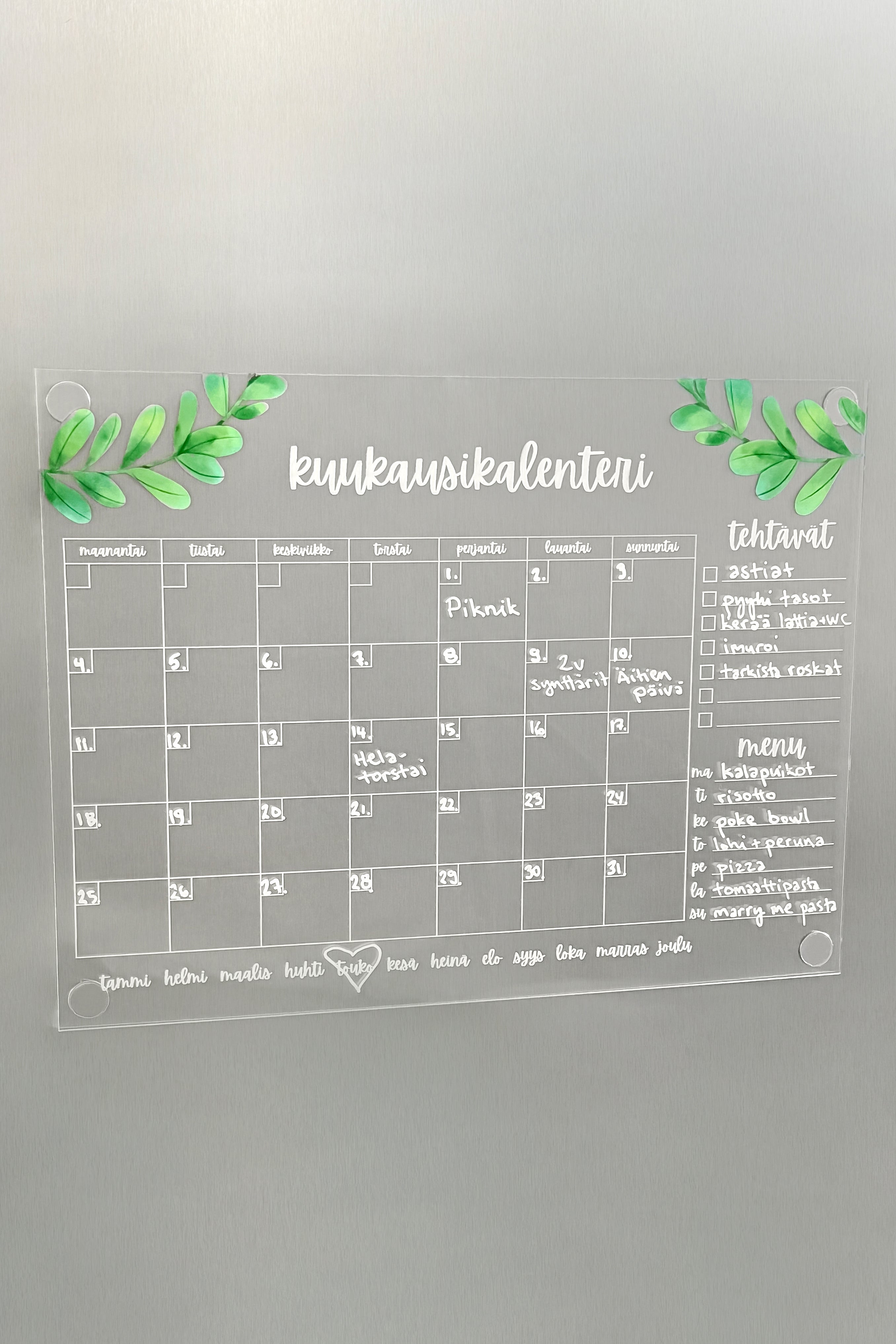 Kuukausikalenteri jääkaapin oveen