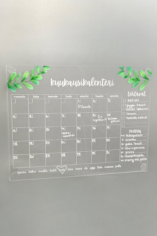 Kuukausikalenteri jääkaapin oveen
